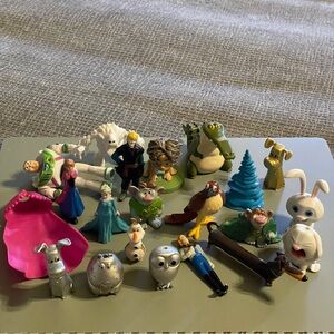Disney Lot of Small Mini Disney Toys * Frozen * Secret Life of Pets * Good Dino